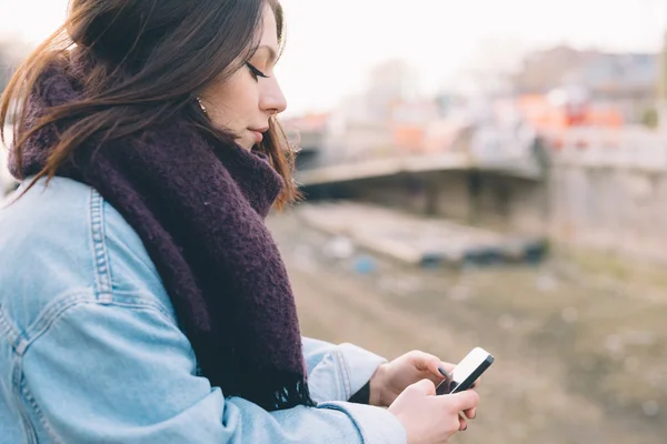 Ung vacker kvinna med hjälp av smartphone — Stockfoto