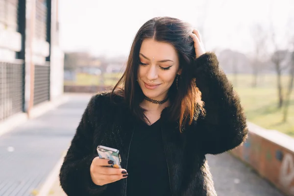 Fiatal gyönyörű nő használja okostelefon — Stock Fotó