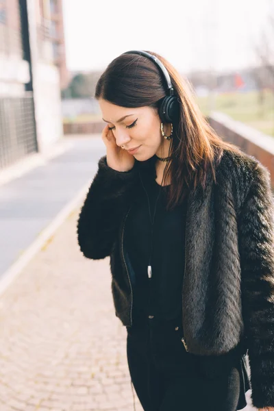 Jeune belle femme écouter de la musique avec des écouteurs — Photo