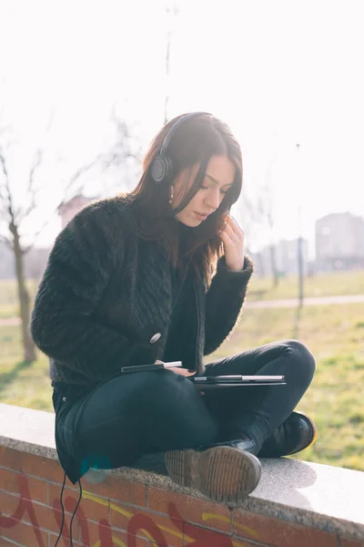 Young beautiful woman using tablet — Stock Photo, Image