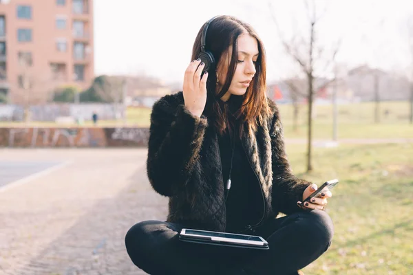 Jeune belle femme en utilisant la tablette — Photo