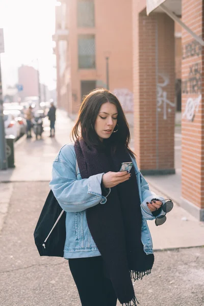 Fiatal gyönyörű nő használja okostelefon — Stock Fotó