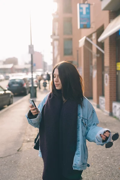 Giovane bella donna utilizzando smartphone — Foto Stock