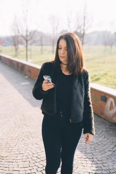 Молодая красивая женщина с помощью смартфона — стоковое фото