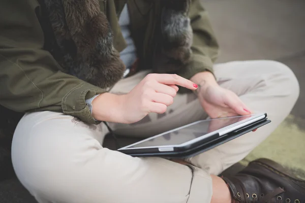 Hipster kobieta za pomocą tabletu — Zdjęcie stockowe