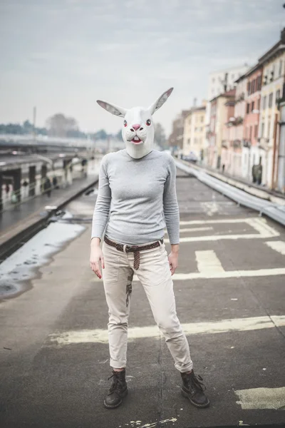 Surreale Frau mit Hasenmaske — Stockfoto