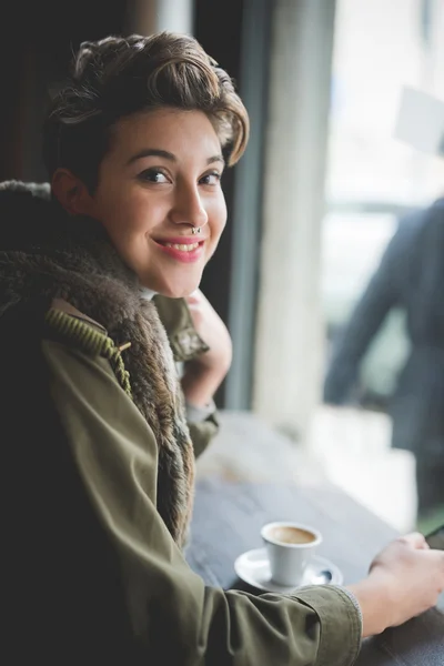 Femme hipster boire du café — Photo