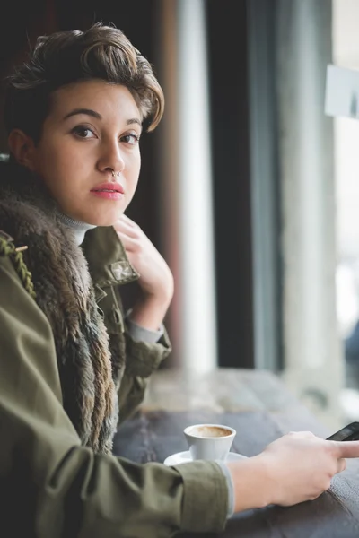 Mujer hipster beber café —  Fotos de Stock