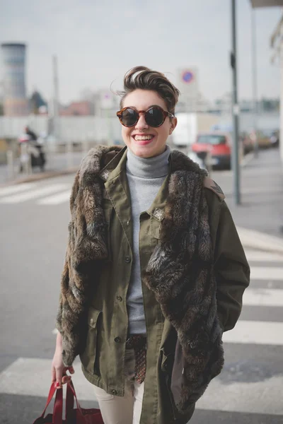 Fille hipster en ville — Photo