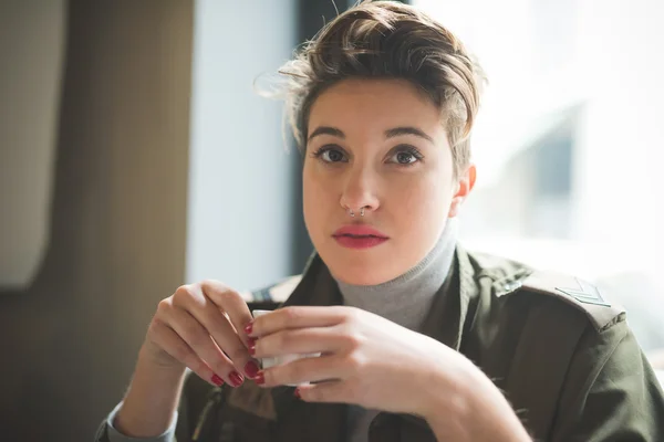Mujer hipster beber café —  Fotos de Stock