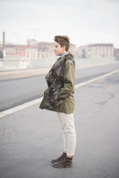 Chica hipster en la ciudad — Foto de Stock