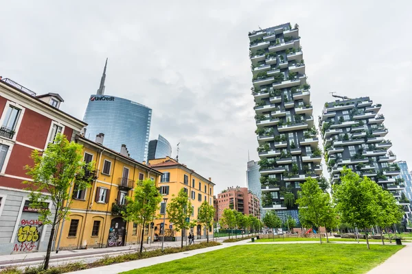 Bosco verticale buildings in Milan — Stock Photo, Image