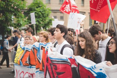 Öğrenciler tezahürü Milano