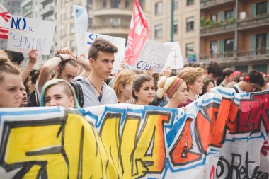 Öğrenciler tezahürü Milano