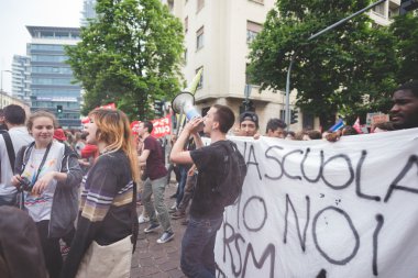Öğrenciler tezahürü Milano