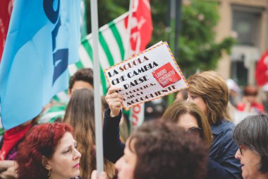 Öğrenciler tezahürü Milano