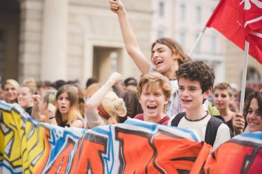 Öğrenciler tezahürü Milano
