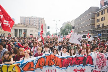 Öğrenciler tezahürü Milano