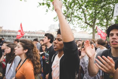 Öğrenciler tezahürü Milano