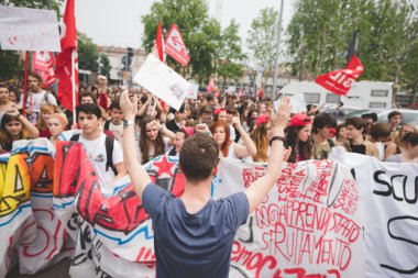 Öğrenciler tezahürü Milano