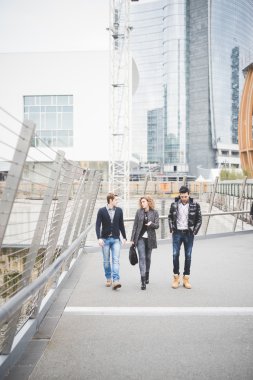 İş adamları şehirde çalışıyor