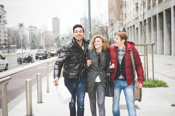 Vielrassige Freunde gehen in der Stadt spazieren — Stockfoto