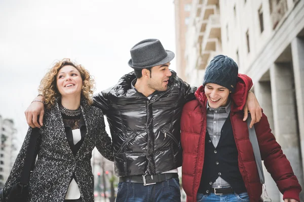 Amigos multiraciales caminando por la ciudad — Foto de Stock