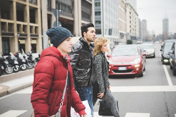 Multiracial vänner promenader i city — Stockfoto