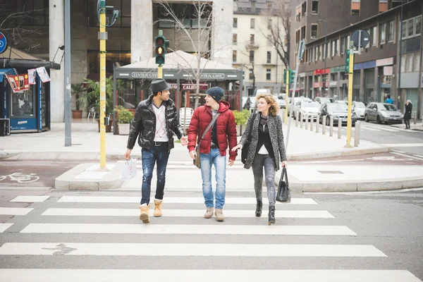 Multiraciale vrienden wandelen in de stad — Stockfoto