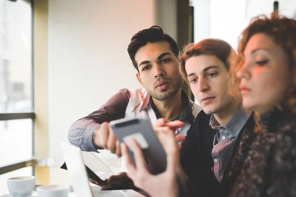 Hommes d'affaires modernes avec des appareils — Photo