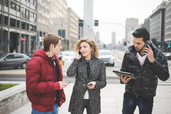 Mensen uit het moderne bedrijfsleven in de stad — Stockfoto