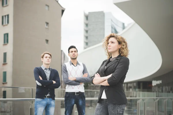 Uomini d'affari che lavorano in città — Foto Stock