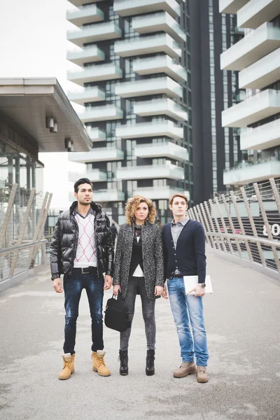 Mensen uit het bedrijfsleven werken in stad — Stockfoto