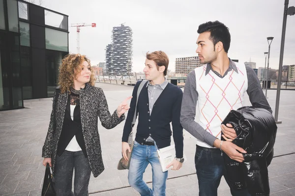 Mensen uit het moderne bedrijfsleven in stad — Stockfoto