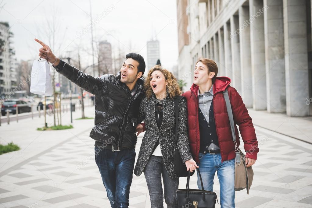 парень запрещает гулять с друзьями. парень запрещает гулять с друзьями. человек гуляет с друзьями. парочка на прогулке. парень запрещает гулять с друзьями.