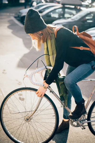 Hipster ragazza con bici — Foto Stock