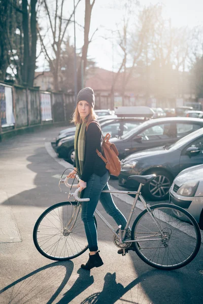 Hipster ragazza con bici — Foto Stock