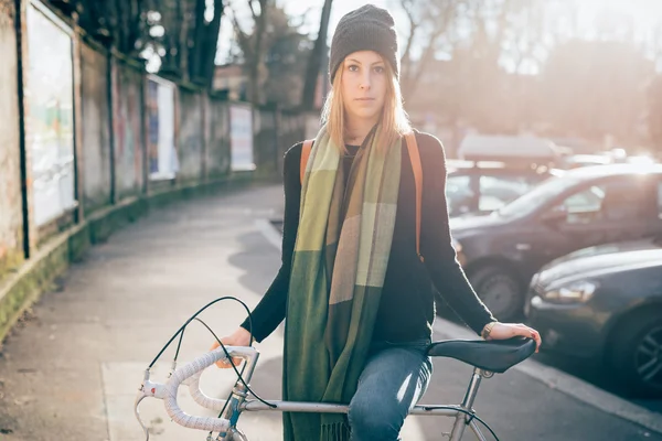 Hipster flicka med cykel — Stockfoto