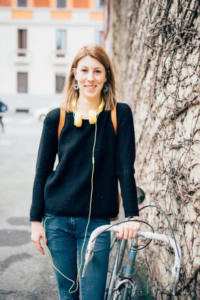 Hipster flicka med cykel — Stockfoto