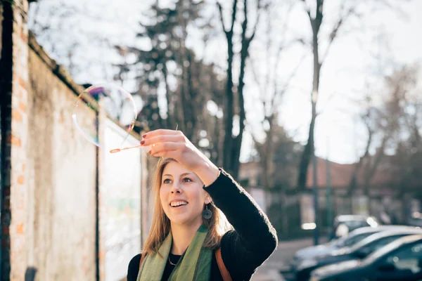 Hipster dívka foukání bublin — Stock fotografie