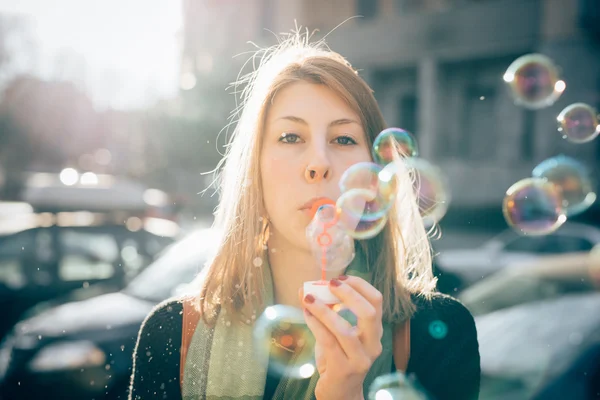 Hipster chica soplando burbujas —  Fotos de Stock