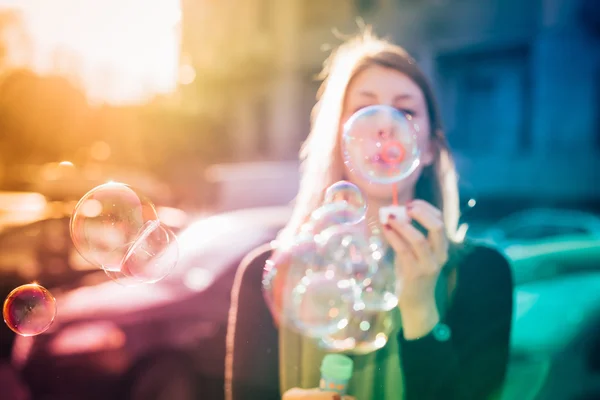 Hipster dziewczyna dmuchanie baniek — Zdjęcie stockowe