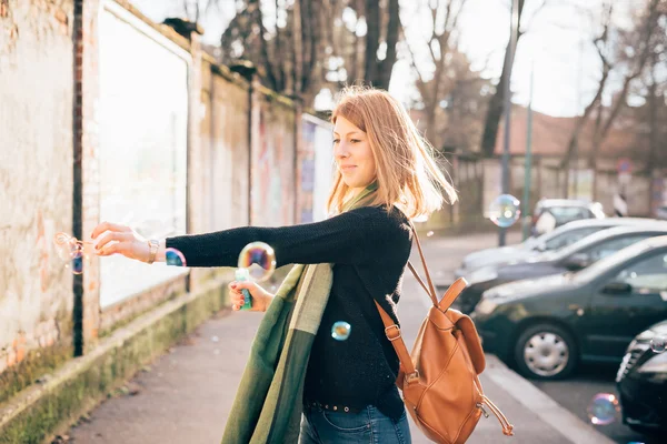 Hipster Mädchen bläst Blasen — Stockfoto