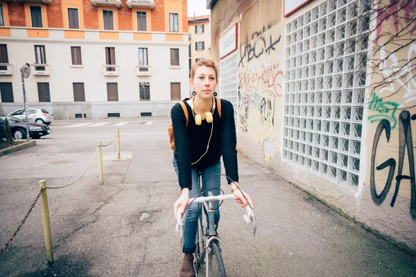 Hipster flicka med cykel — Stockfoto