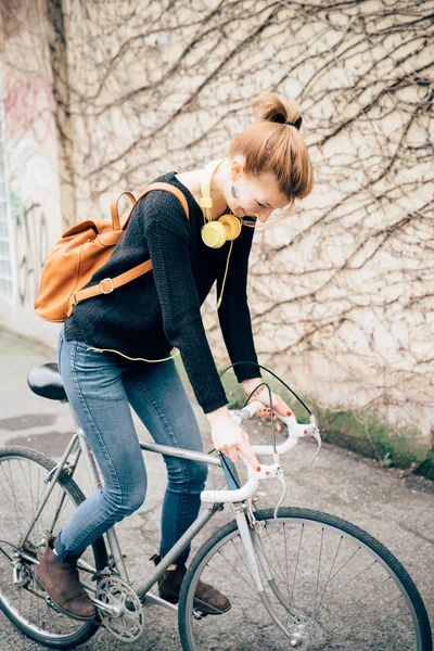 Hipster flicka med cykel — Stockfoto