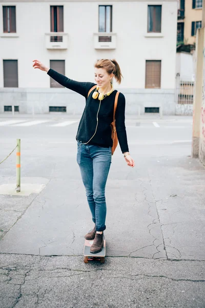 Hipster sportig flicka i staden — Stockfoto