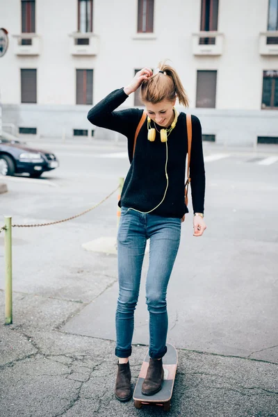 Hipster sportig flicka i staden — Stockfoto
