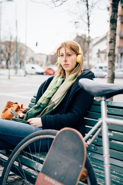 Junge schöne Hipster-Frau — Stockfoto