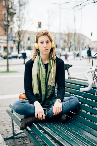 Hipster menina com fones de ouvido — Fotografia de Stock