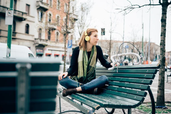 Chica hipster con auriculares —  Fotos de Stock